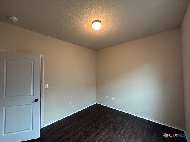 Building Photo - 716 Creekside Cir