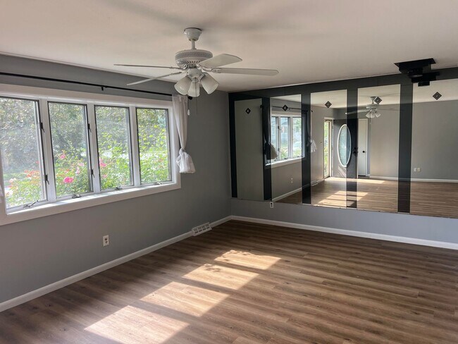 Building Photo - Updated Single Family Ranch Home with Fenc...