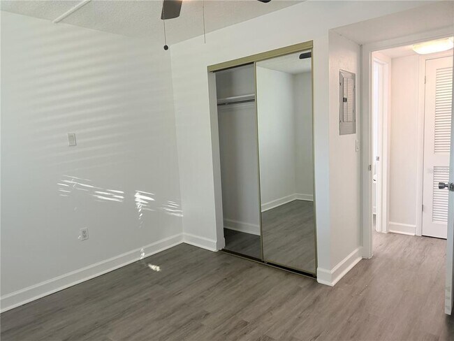 Building Photo - 1524 Lakeview Rd