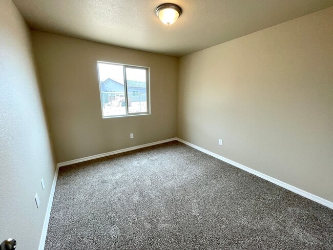 Building Photo - Built in 2024, 3 bedroom, 2 bathroom home located in Golden Valley, AZ