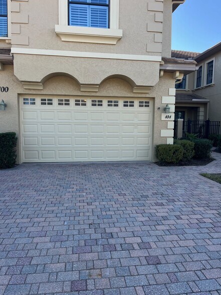 Two car garage - 100 Laterra Links Cir