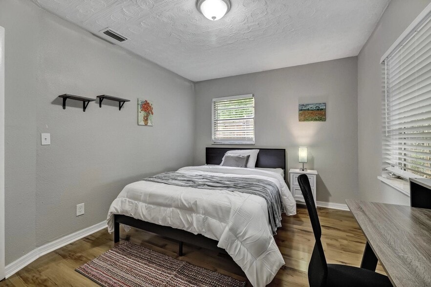 Building Photo - 7206 Ridgeway Rd N