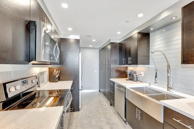 Building Photo - 859 Jeffery St