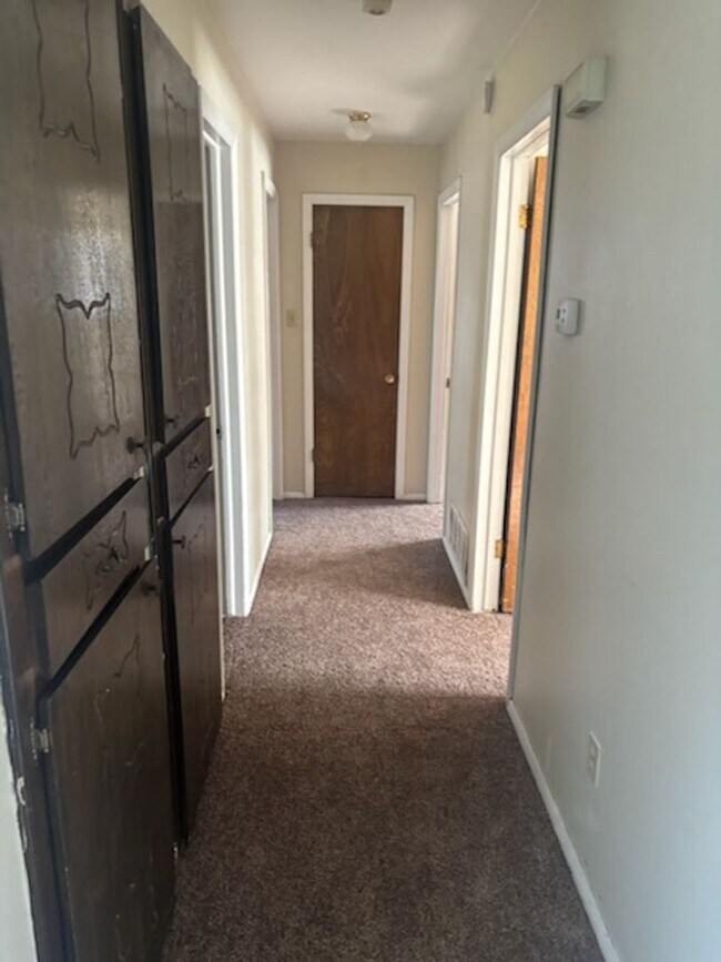 Building Photo - VERY NICE HOME IN THE RIDGECREST AREA. PETS NEGOTIABLE WITH OWNERS APPROVAL