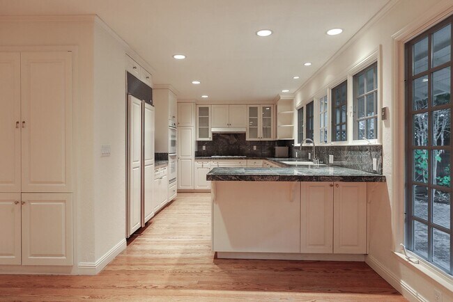 Building Photo - Expansive 6 Bed, 3.5 Bath Executive Home i...