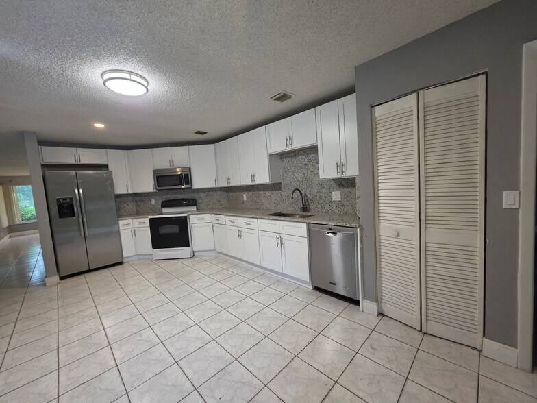 Building Photo - 11511 NW 36th St