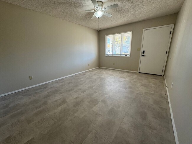 Building Photo - HOT PROPERTY ALERT! Your Dream Starter 3 Bedroom, 1 Bath Home in Springfield Awaits!
