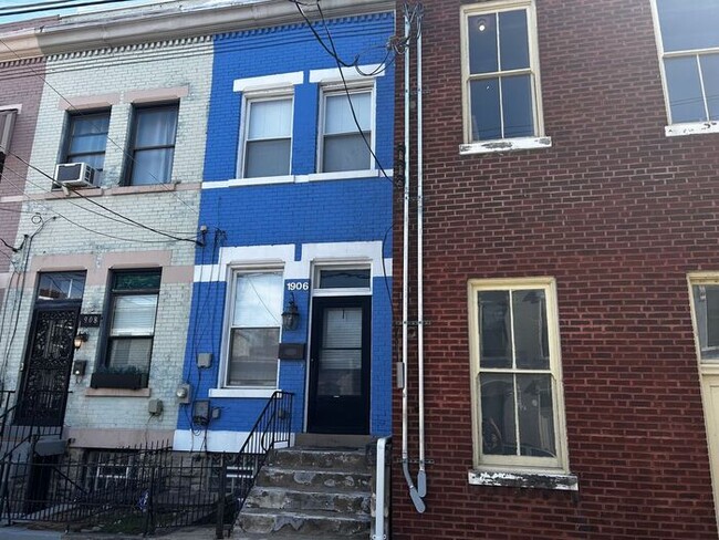 Primary Photo - Beautiful Row House in OTR!