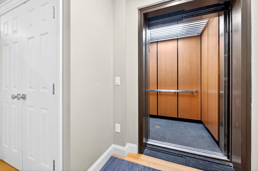 Building Photo - 325 S Salina St