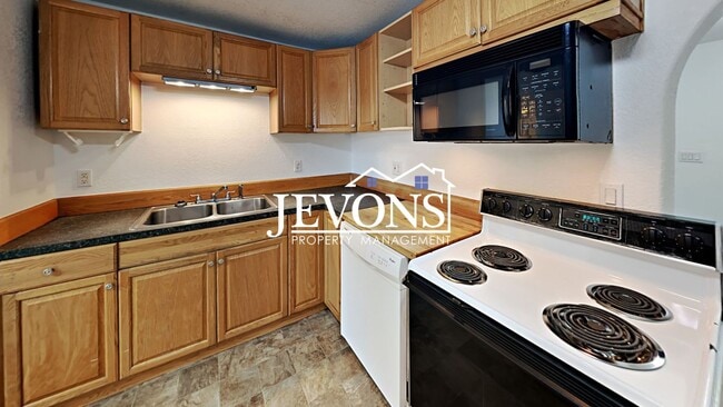 Building Photo - Two-story home just minutes from Yakima Valley College.