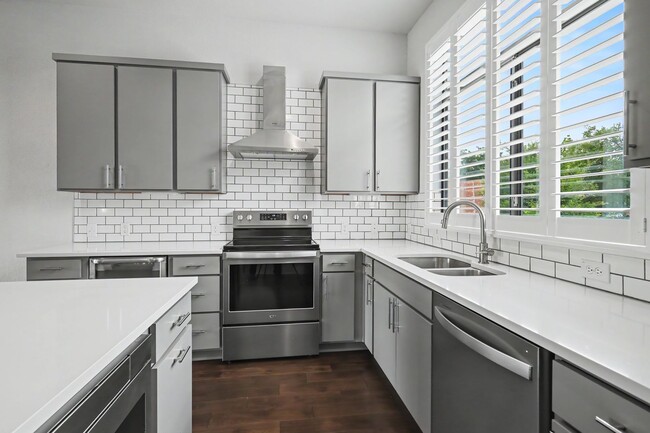 Building Photo - 2 Week Free Move-In Incentive! Modern Downtown SA Townhome | Rooftop Balcony, Private Garage & Al...