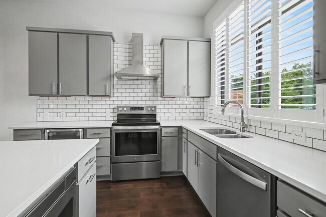 Building Photo - 4 Week Free Move-In Incentive! Modern Downtown SA Townhome | Rooftop Balcony, Private Garage & Al...