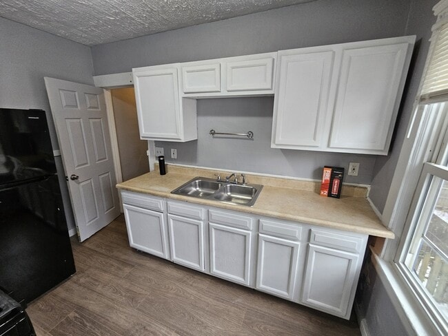 Building Photo - 10602 Earle Ave