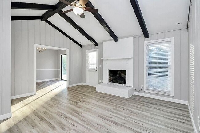 Building Photo - Charmingly Updated 3BD/2BA Ranch Home in Birnam Woods!