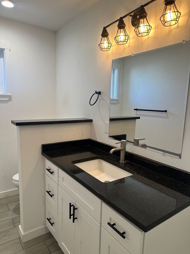 Building Photo - Recently Remodeled, Large 1 bedroom Duplex