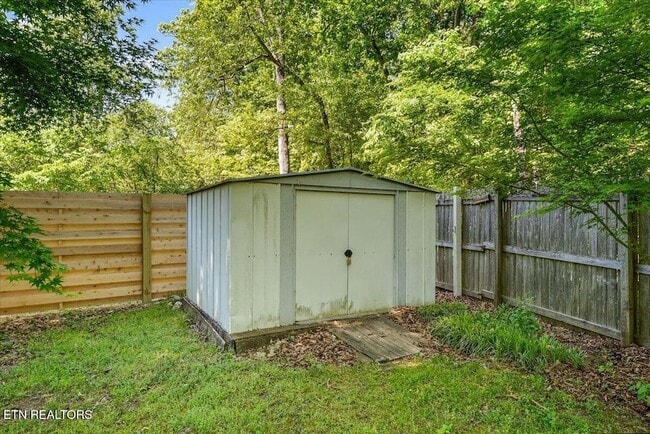 Building Photo - 5917 W Pine Ln