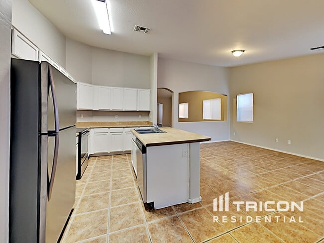 Building Photo - 3332 W Wayland Dr