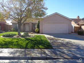 Building Photo - Beautiful One Story Home in Rosamond in Ex...