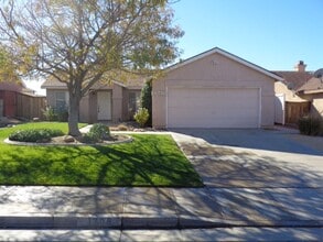 Building Photo - Beautiful One Story Home in Rosamond in Excellent Condition