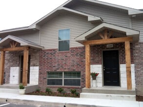 Building Photo - 2 Bedroom Town house for Rent in Lindale!