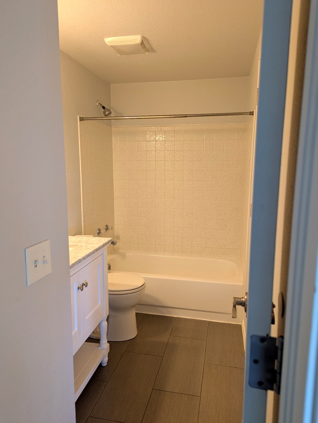 Building Photo - 2049 Kent Ct