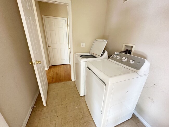 Building Photo - Bright, Spacious 2-Bedroom Home in Aurora with Room to Grow