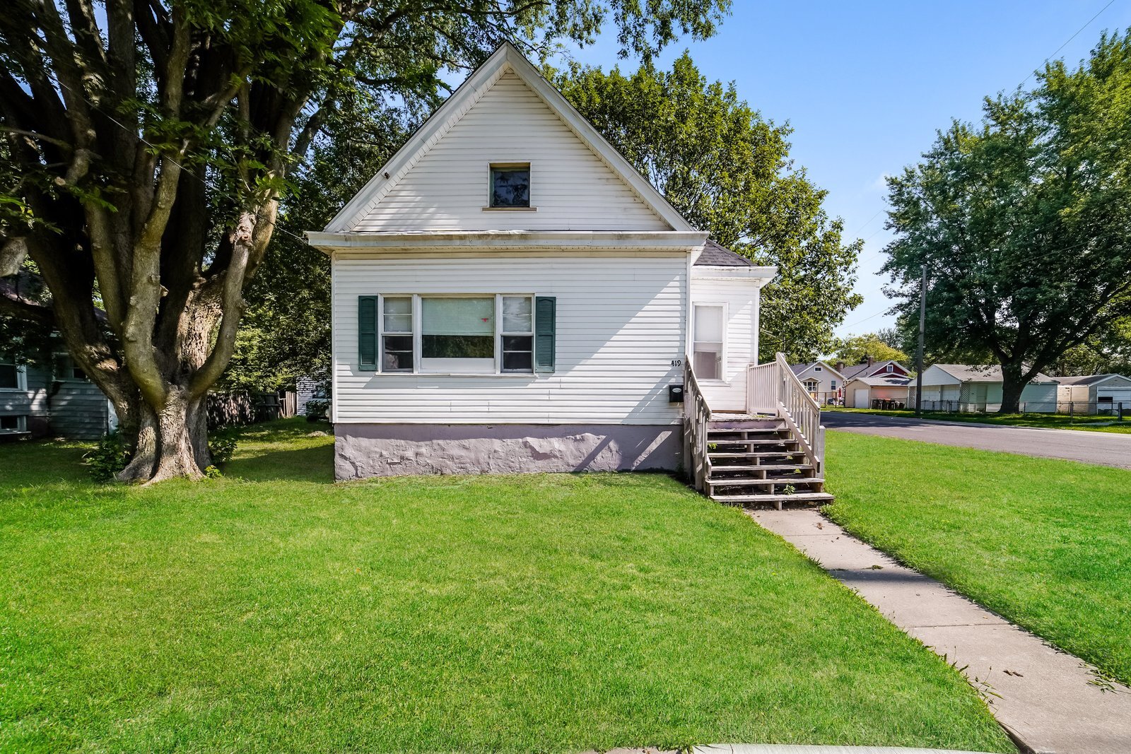 Building Photo - 419 E Maywood Ave