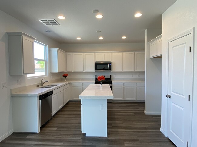 Building Photo - 2212 Stone Well Rd