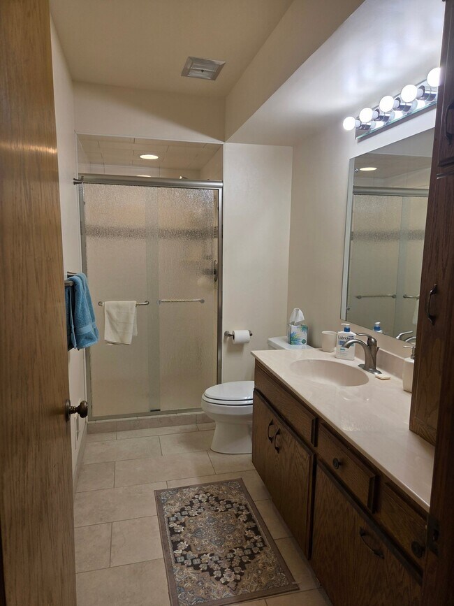 Building Photo - 2250 Greenview Dr