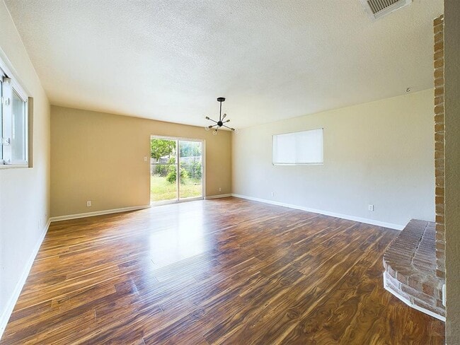 Building Photo - 1411 Kamar Dr