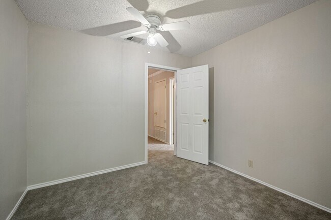 Building Photo - Stunning 4 Bedroom, 2.5 Bath Home in Block...