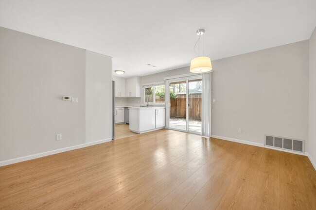 Building Photo - Spacious 4-Bedroom, 2.5-Bath Townhouse Clo...