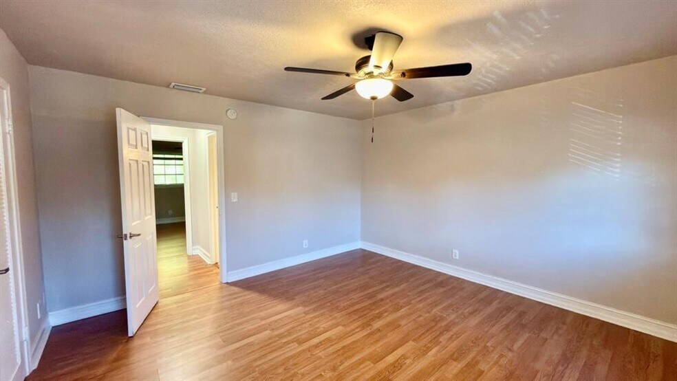 Building Photo - 3064 Riverside Dr