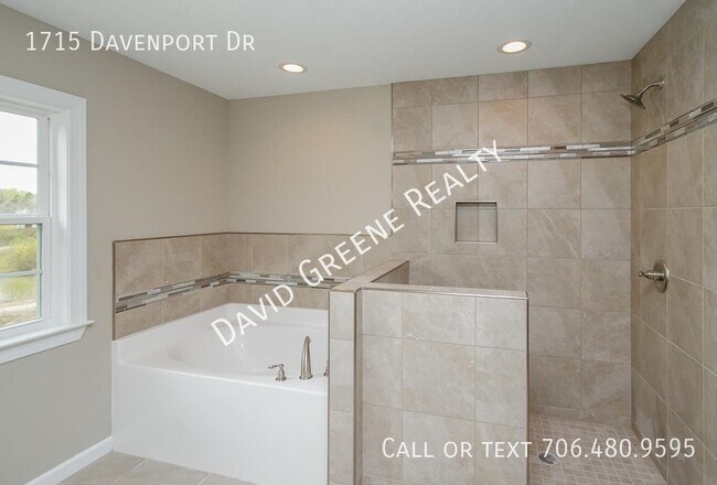 Building Photo - 1715 Davenport Dr