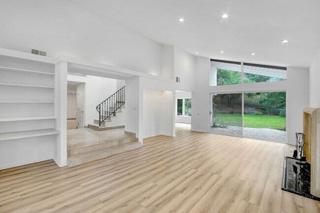 Building Photo - Rent this Beautiful 5 BEDROOM HOME NOW!