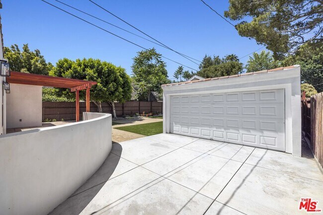 Building Photo - 11151 Hortense St