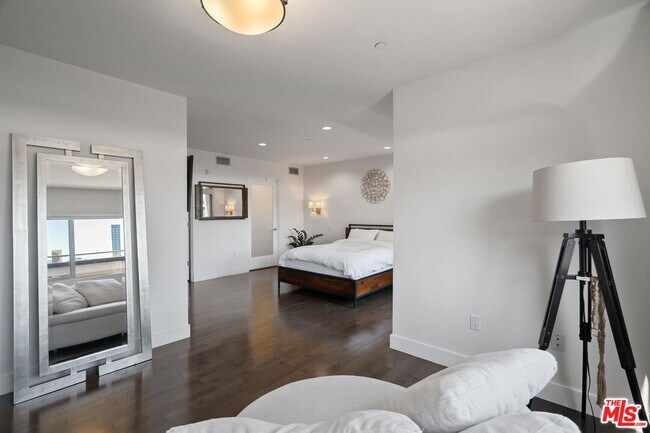 Building Photo - 11023 Fruitland Dr