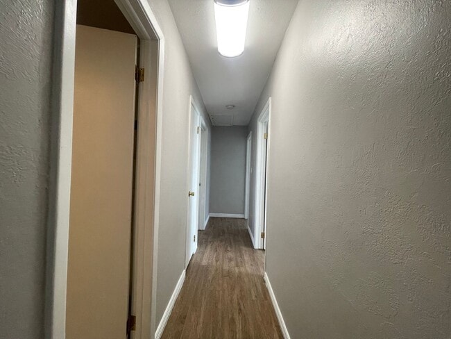 Building Photo - $0 DEPOSIT OPTION. TRI-LEVEL AURORA HOME WITH MODERN AMENITIES AND SPACIOUS INTERIORS