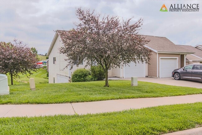 Building Photo - Balcony & Walkout Basement!