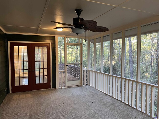 Building Photo - 136 River Knoll