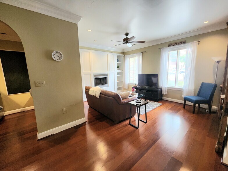 Building Photo - 8 Andrew Pl