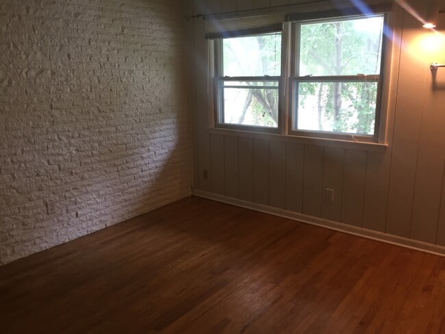 Building Photo - Gorgeous 2 Bedroom, 1.25 Bath Townhouse near UIHC