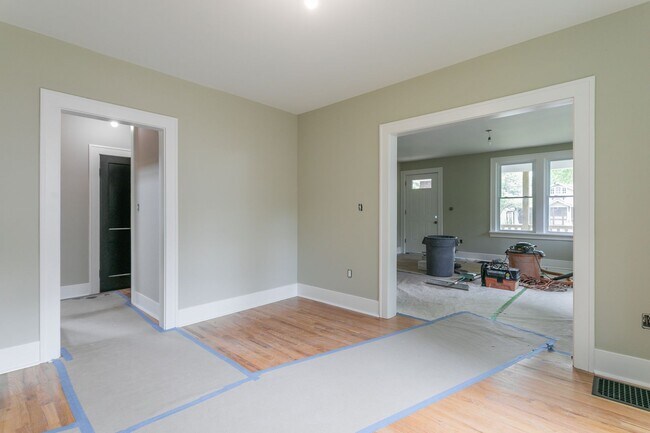 Building Photo - Recently Renovated Central Columbia Bungalow!