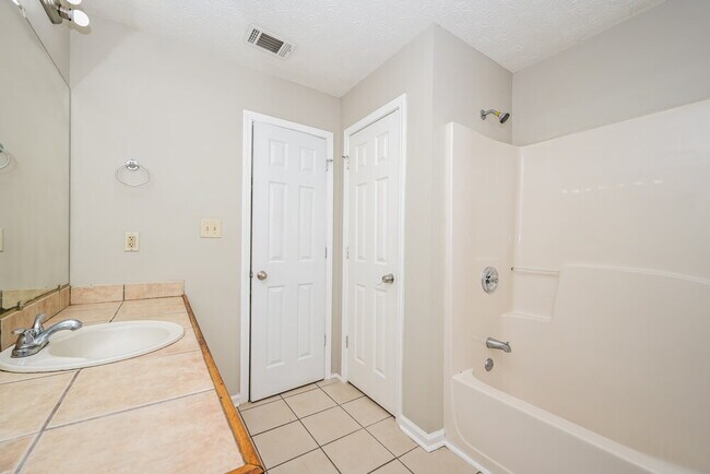 Building Photo - 270 Lazy Hollow Ln