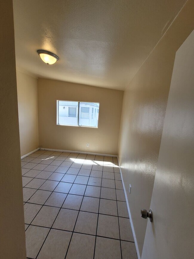 Building Photo - Large 4bd/2bth Unit in Logan Heights with ...