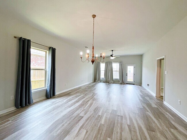 Building Photo - 4 Bedroom House in Hunters Trace