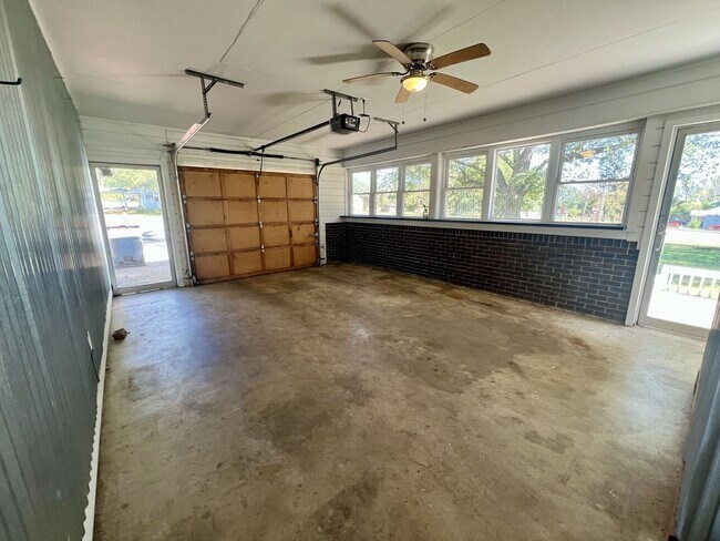 Building Photo - 3 Bedroom Home in Greenwood!