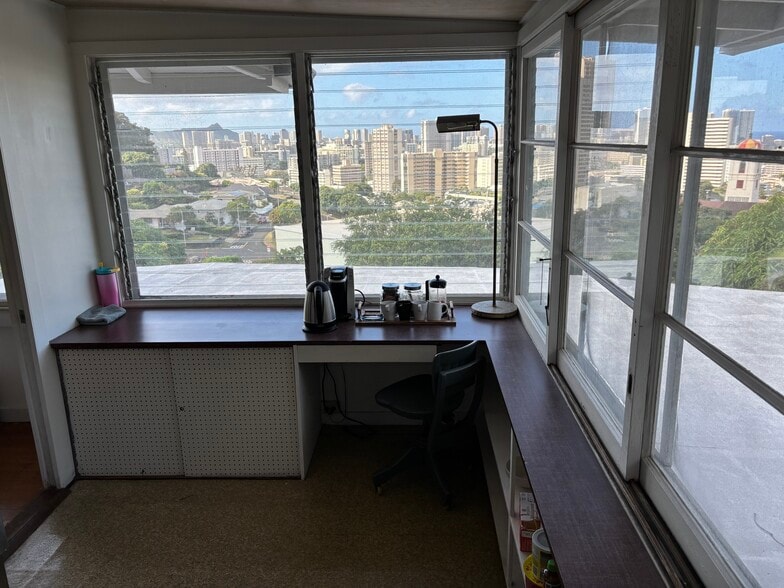 Kitchenette - 1970 Mott-Smith Dr