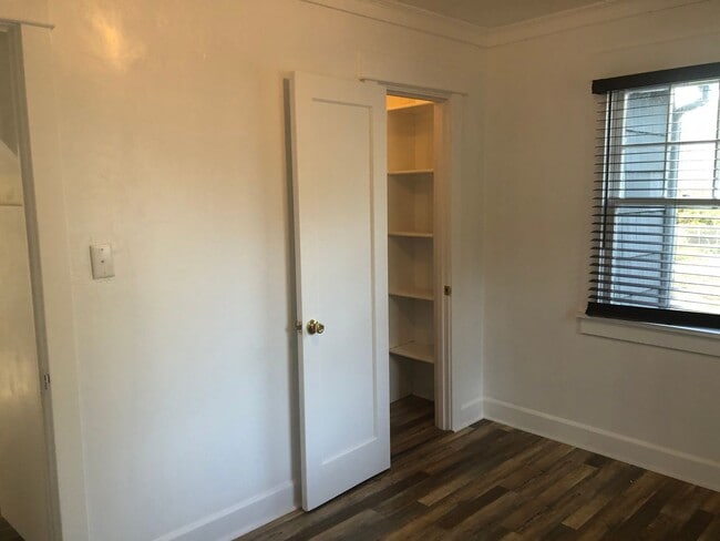 Building Photo - Cute 2 bedroom 1 bathroom farm house!