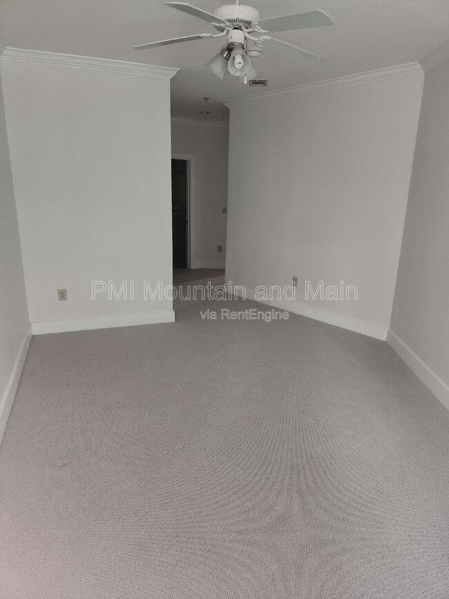 Building Photo - 9 Kenilworth Knolls